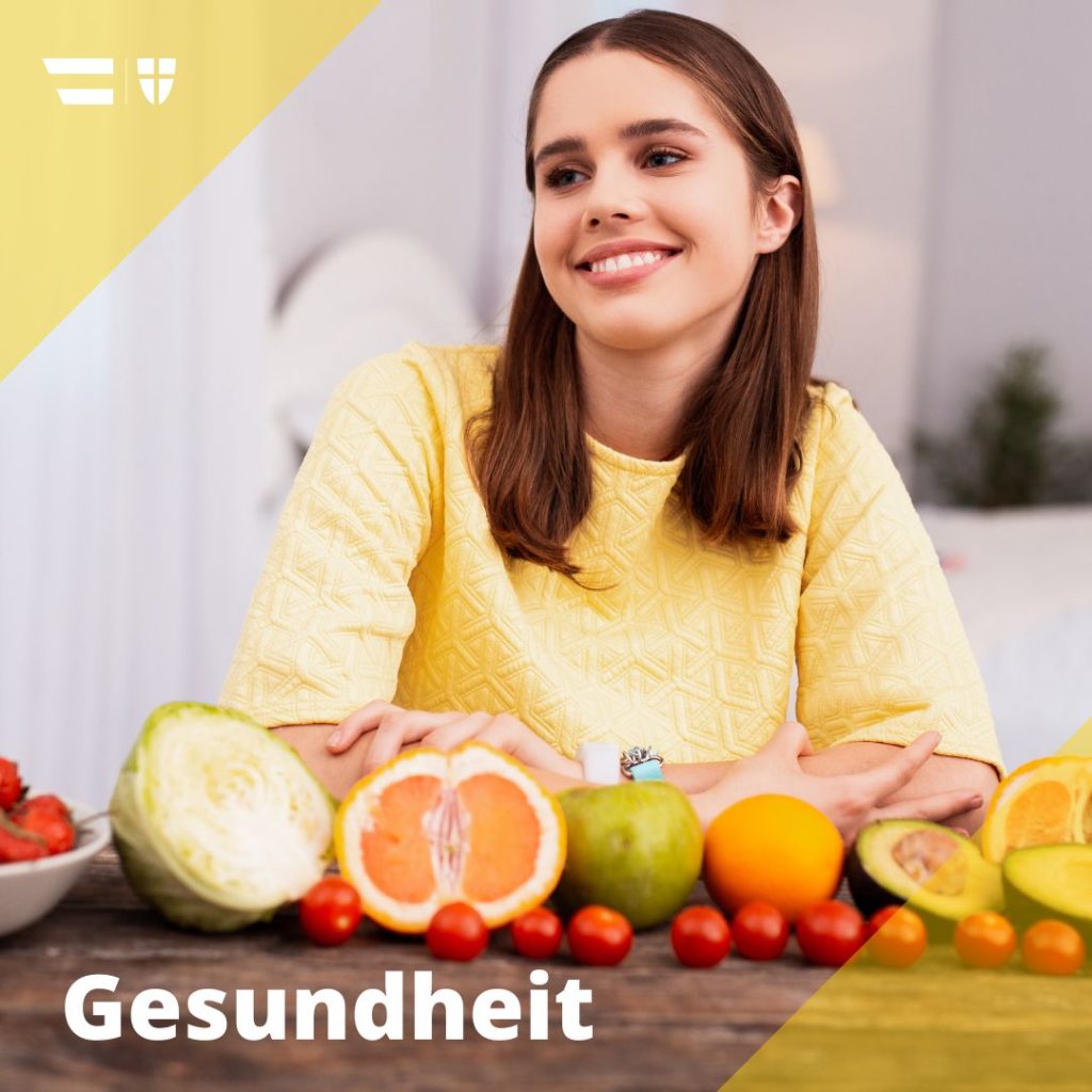 Titel: Gesundheit Bild: Mädchen sitzt lächelnd vor Obst und Gemüse