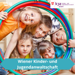 Titel: Wiener Kinder- und Jugendanwaltschaft Bild: Frau sitzt vor einem Hammer und einer Waage