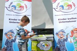 KBW-Kind-mit-Jahrbuch