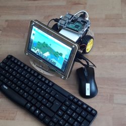 Raspberry-Roboter-mit-Bildschirm-und-Funktastatur