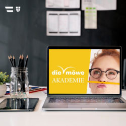 Titel: die möwe Akademie Bild: offener Laptop mit dem Logo der Akademie